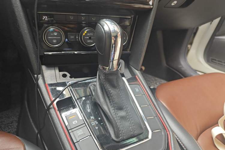 Used Volkswagen Lamando 2015 280TSI DSG Comfort Edition Gear Lever