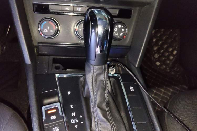 Used Volkswagen Lamando 2015 230TSI DSG Fashion Edition Gear Lever