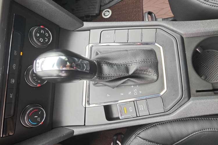 Used Volkswagen Lamando 2015 230TSI DSG Fashion Edition Gear Lever