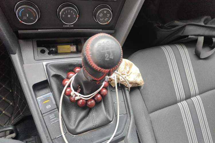 Used Volkswagen Lamando 2015 230TSI Manual Trend Edition Gear Lever