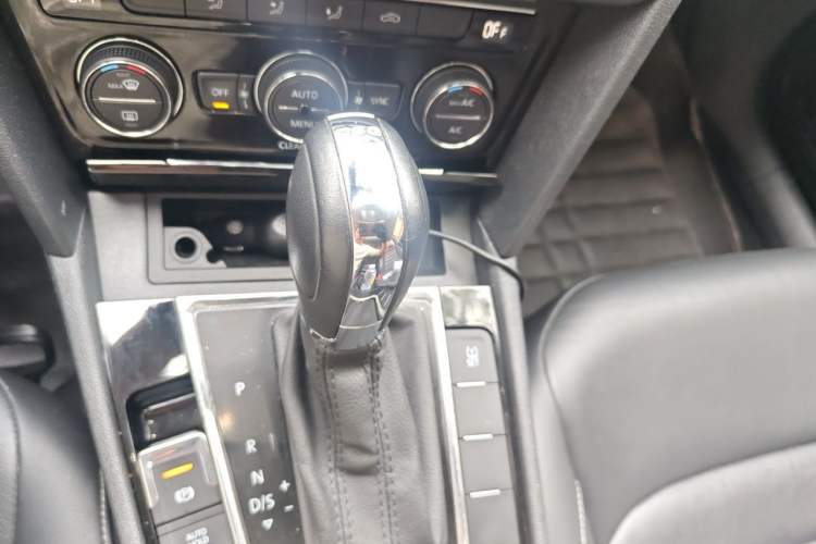 Used Volkswagen Lamando 2015 280TSI DSG Comfort Edition Gear Lever