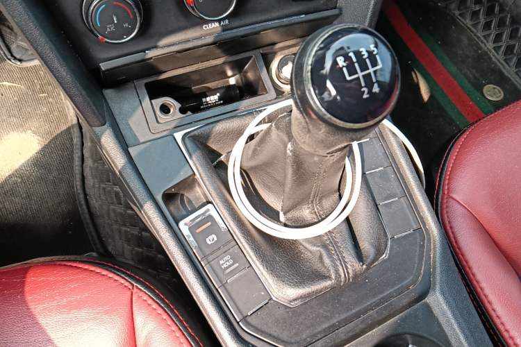 Used Volkswagen Lamando 2015 230TSI Manual Trend Edition Gear Lever