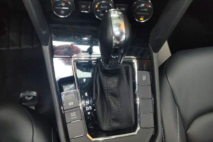Used Volkswagen Lamando 2015 330TSI DSG Comfort Edition Gear Lever