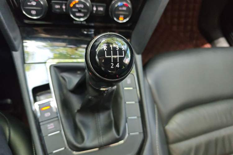 Used Volkswagen Lamando 2015 280TSI Manual Comfort Edition Gear Lever