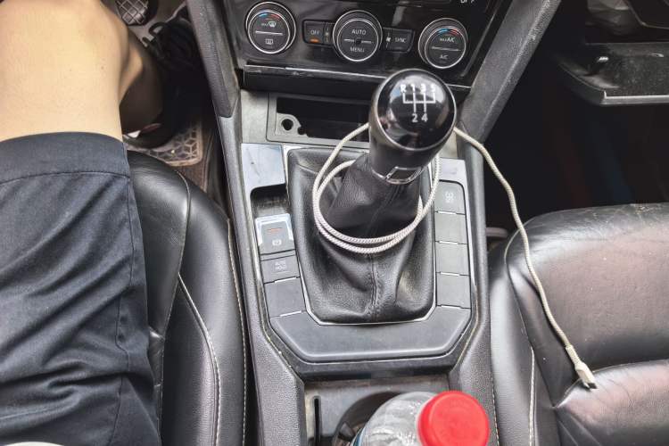 Used Volkswagen Lamando 2015 280TSI Manual Comfort Edition Gear Lever