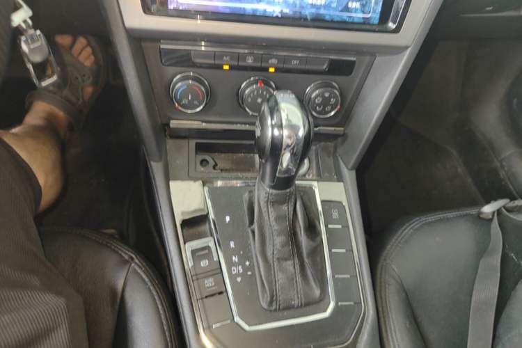 Used Volkswagen Lamando 2015 230TSI DSG Fashion Edition Gear Lever