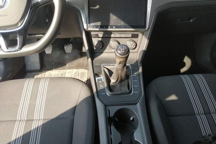 Used Volkswagen Lamando 2015 230TSI Manual Trend Edition Gear Lever