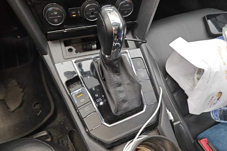 Used Volkswagen Lamando 2015 330TSI DSG Comfort Edition Gear Lever
