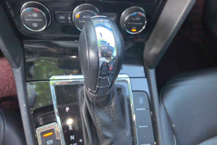 Used Volkswagen Lamando 2015 280TSI DSG Comfort Edition Gear Lever