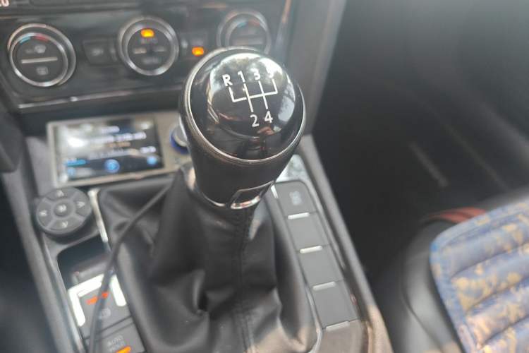 Used Volkswagen Lamando 2015 280TSI Manual Comfort Edition Gear Lever