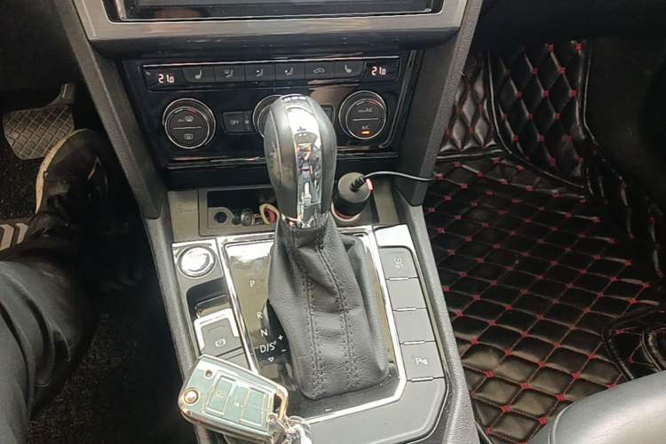 Used Volkswagen Lamando 2015 280TSI DSG Luxury Edition Gear Lever
