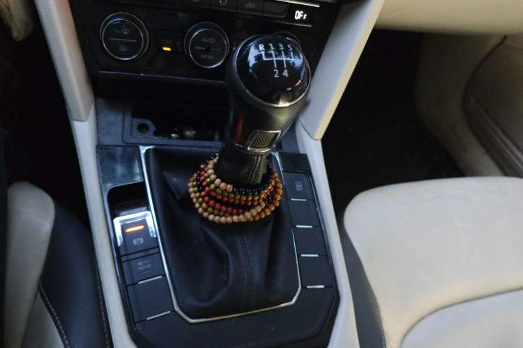 Used Volkswagen Lamando 2015 280TSI Manual Comfort Edition Gear Lever