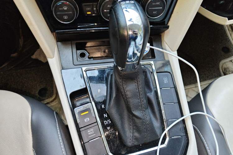 Used Volkswagen Lamando  Gear Lever
