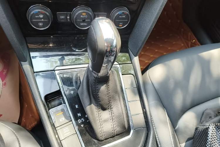 Used Volkswagen Lamando 2015 330TSI DSG Comfort Edition Gear Lever