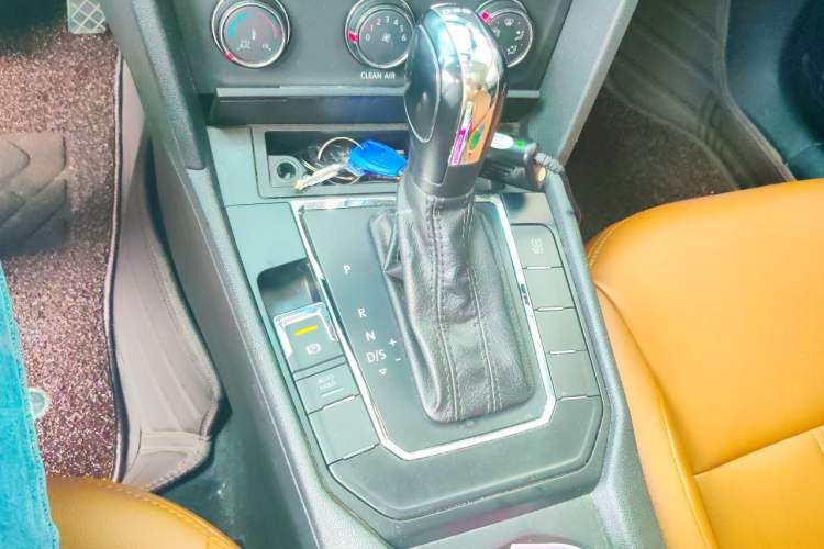 Used Volkswagen Lamando 2015 230TSI DSG Fashion Edition Gear Lever