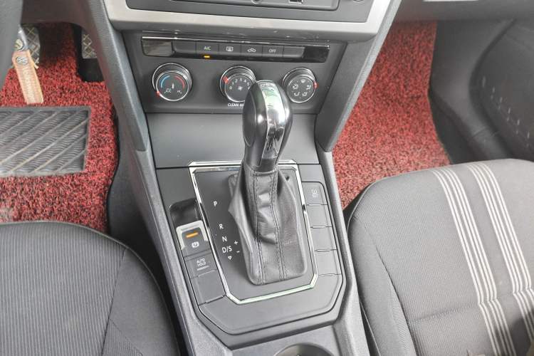 Used Volkswagen Lamando 2015 230TSI DSG Fashion Edition Gear Lever