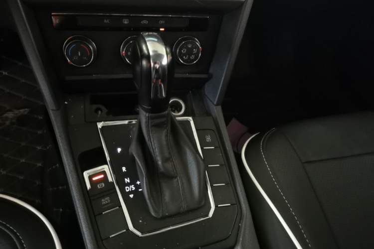 Used Volkswagen Lamando 2015 230TSI DSG Fashion Edition Gear Lever