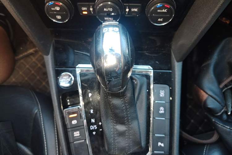 Used Volkswagen Lamando 2015 330TSI DSG Luxury Edition Gear Lever