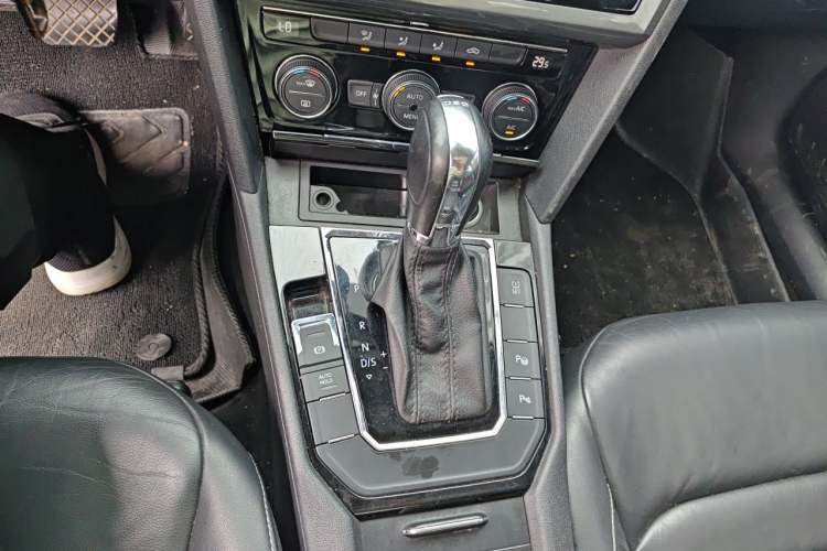 Used Volkswagen Lamando 2015 280TSI DSG Comfort Edition Gear Lever