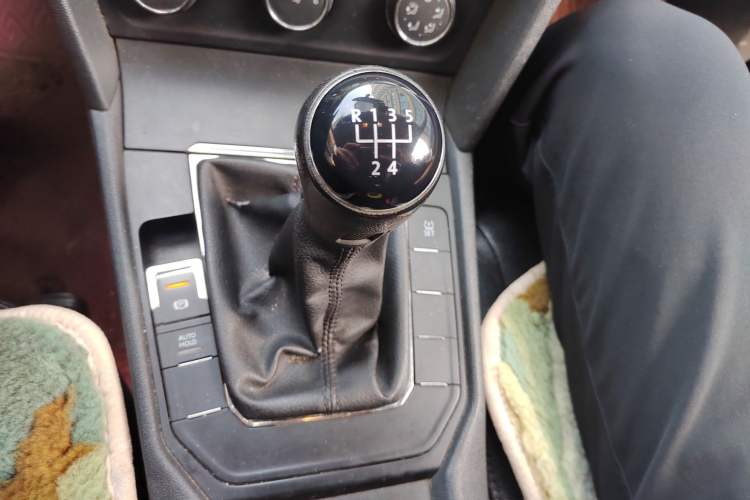 Used Volkswagen Lamando 2015 230TSI Manual Trend Edition Gear Lever