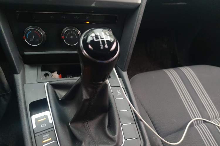 Used Volkswagen Lamando 2015 230TSI Manual Trend Edition Gear Lever