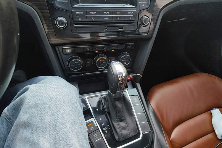 Used Volkswagen Lamando 2015 280TSI DSG Comfort Edition Gear Lever