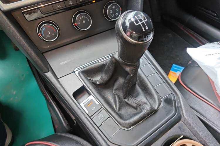 Used Volkswagen Lamando 2015 230TSI Manual Trend Edition Gear Lever