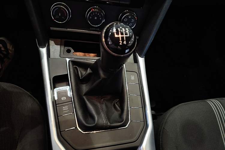 Used Volkswagen Lamando 2015 230TSI Manual Trend Edition Gear Lever