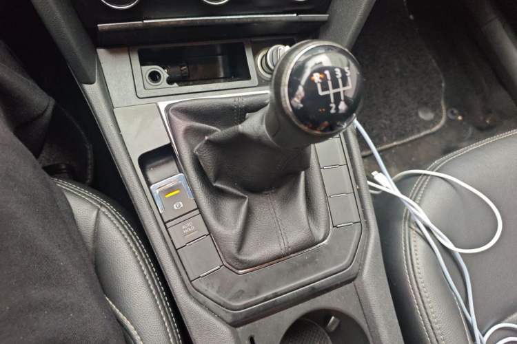 Used Volkswagen Lamando 2015 230TSI Manual Trend Edition Gear Lever