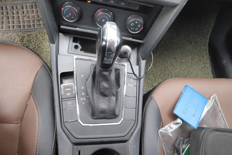 Used Volkswagen Lamando 2015 230TSI DSG Fashion Edition Gear Lever