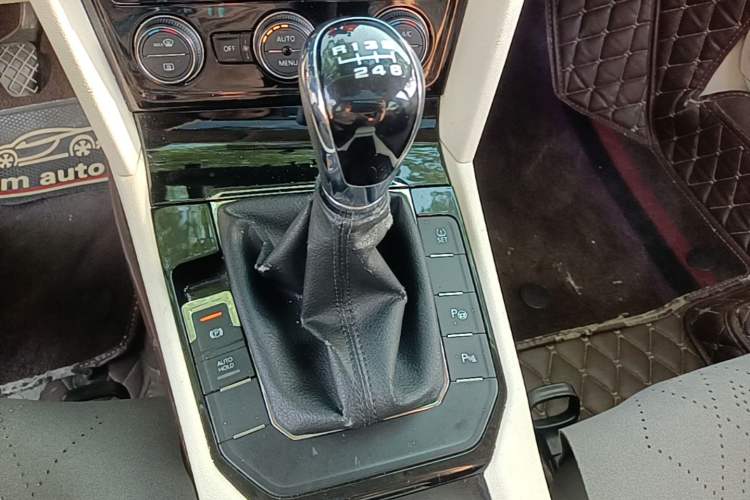 Used Volkswagen Lamando 2015 280TSI Manual Comfort Edition Gear Lever