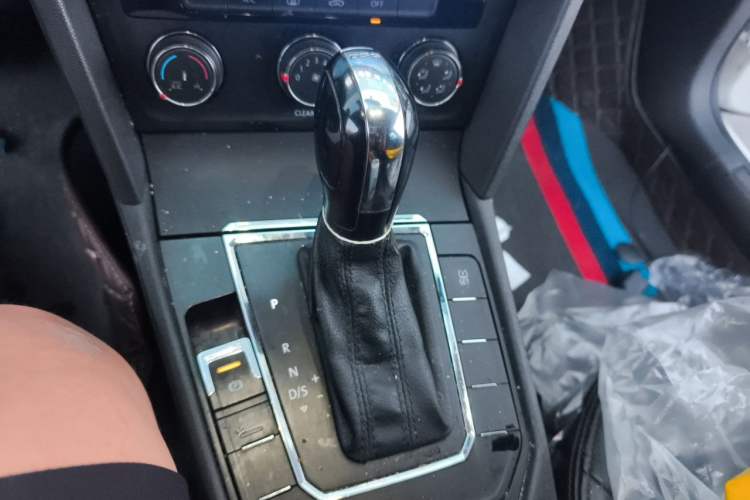 Used Volkswagen Lamando 2015 230TSI DSG Fashion Edition Gear Lever