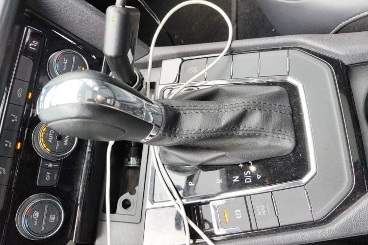 Used Volkswagen Lamando 2015 330TSI DSG Comfort Edition Gear Lever