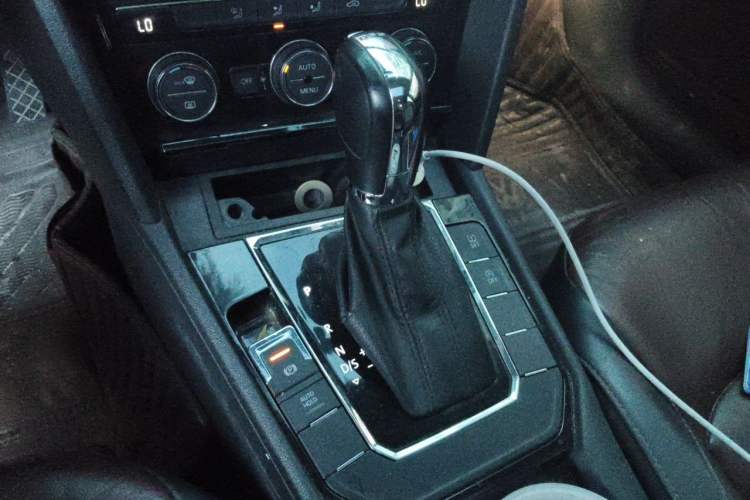 Used Volkswagen Lamando 2015 330TSI DSG Comfort Edition Gear Lever