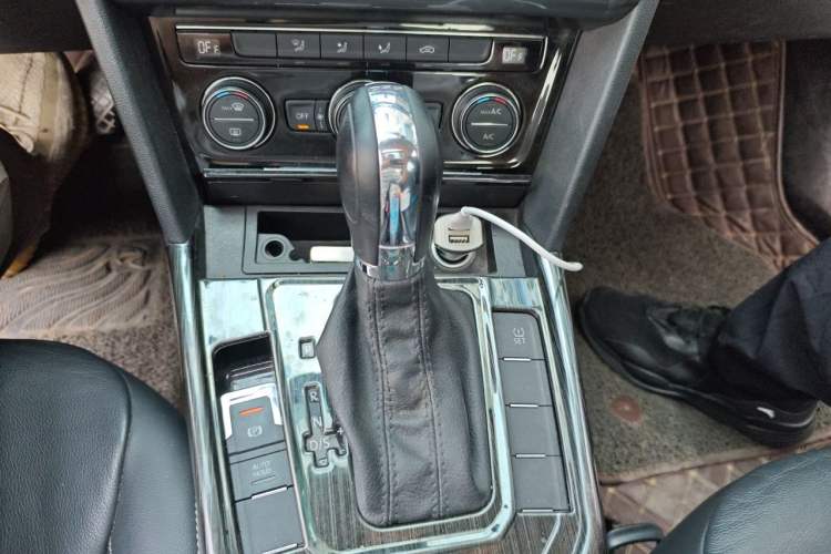 Used Volkswagen Lamando 2015 280TSI DSG Comfort Edition Gear Lever