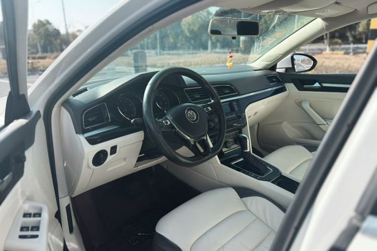 Used Volkswagen Lamando 2015 280TSI DSG Comfort Edition Interior 2