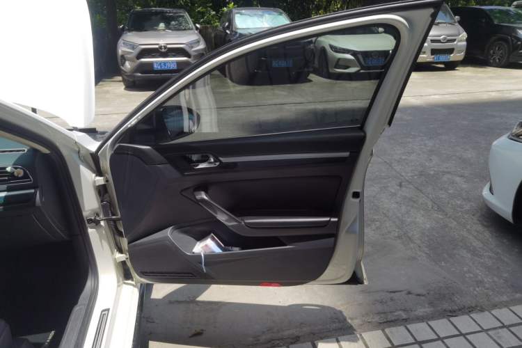Used Volkswagen Lamando 2015 230TSI DSG Fashion Edition Interior 2