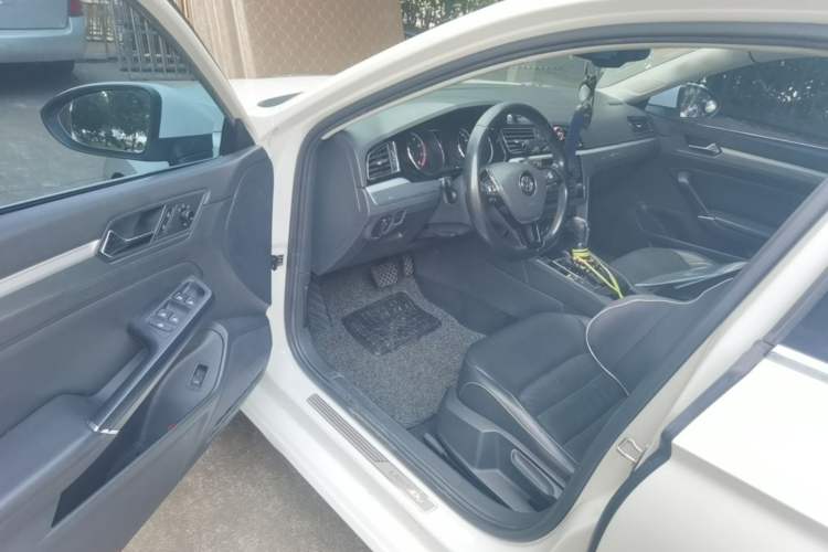 Used Volkswagen Lamando 2015 330TSI DSG Comfort Edition Interior 3