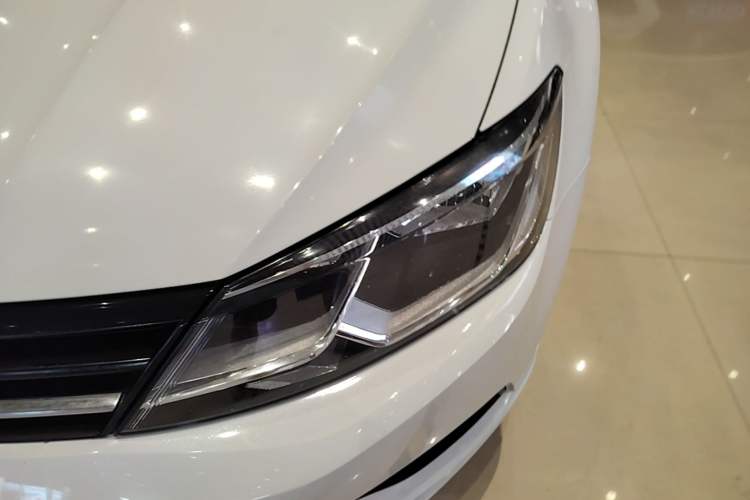 Used Volkswagen Lamando 2015 230TSI Manual Trend Edition Left Front Headlight