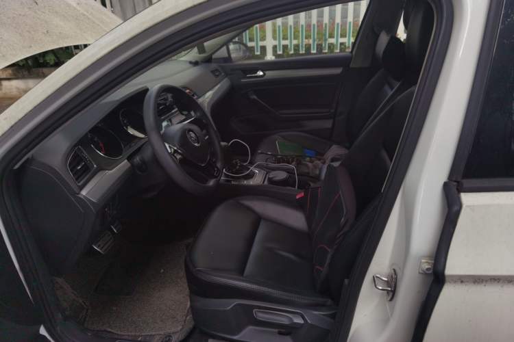 Used Volkswagen Lamando 2015 230TSI DSG Fashion Edition Left Front Seat