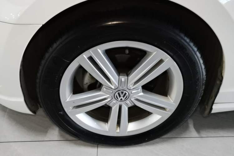 Used Volkswagen Lamando 2015 280TSI DSG Comfort Edition Left Front Wheel Hub