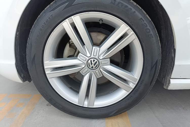 Used Volkswagen Lamando 2015 280TSI DSG Comfort Edition Left Front Wheel Hub