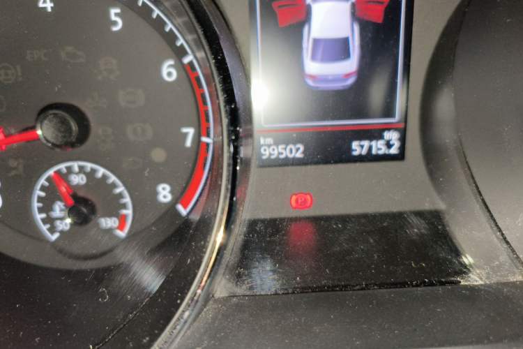 Used Volkswagen Lamando 2015 280TSI DSG Luxury Edition Odometer Close Up