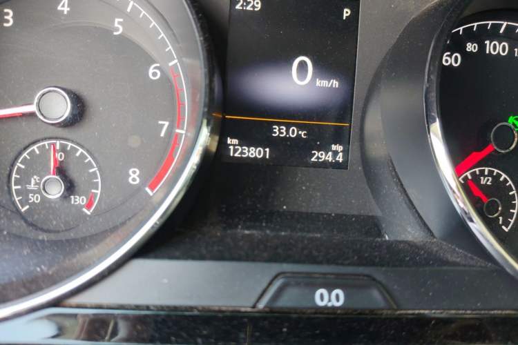 Used Volkswagen Lamando 2015 330TSI DSG Luxury Edition Odometer Close Up