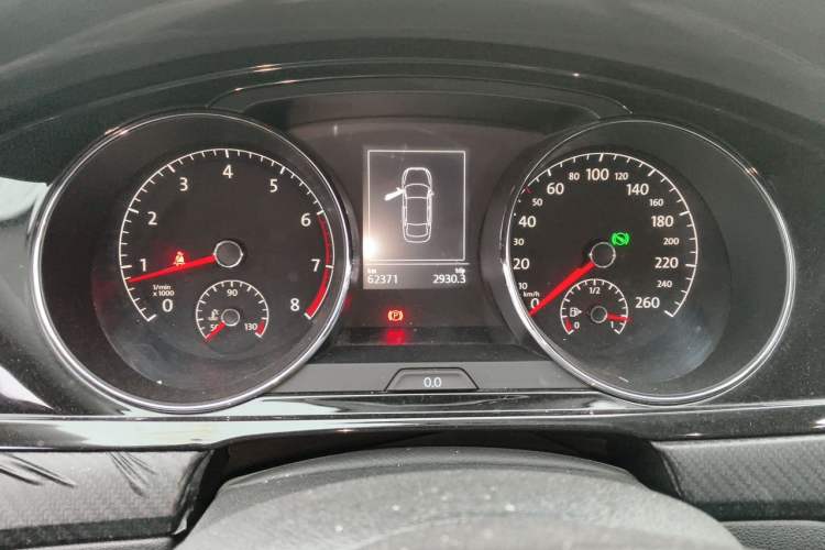 Used Volkswagen Lamando 2015 280TSI DSG Comfort Edition Odometer Close Up