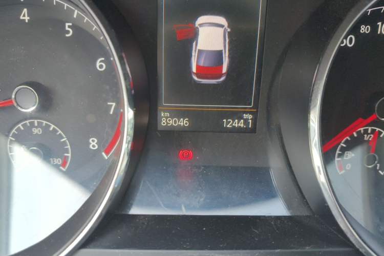 Used Volkswagen Lamando 2015 280TSI DSG Luxury Edition Odometer Close Up