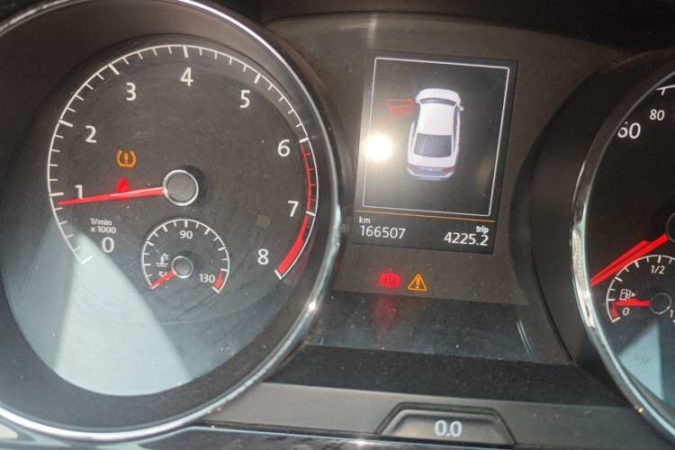 Used Volkswagen Lamando 2015 330TSI DSG Luxury Edition Odometer Close Up