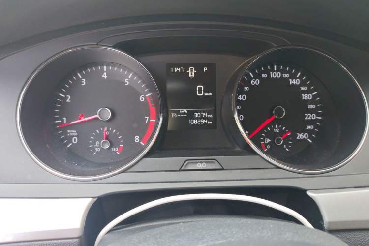 Used Volkswagen Lamando 2015 230TSI DSG Fashion Edition Odometer Close Up