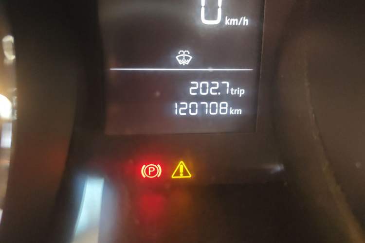 Used Volkswagen Lamando 2015 230TSI Manual Trend Edition Odometer Close Up