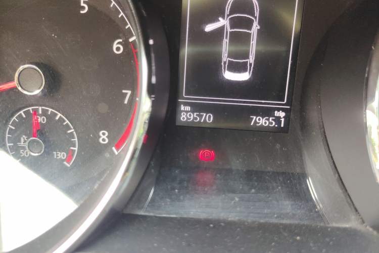 Used Volkswagen Lamando 2015 280TSI DSG Comfort Edition Odometer Close Up